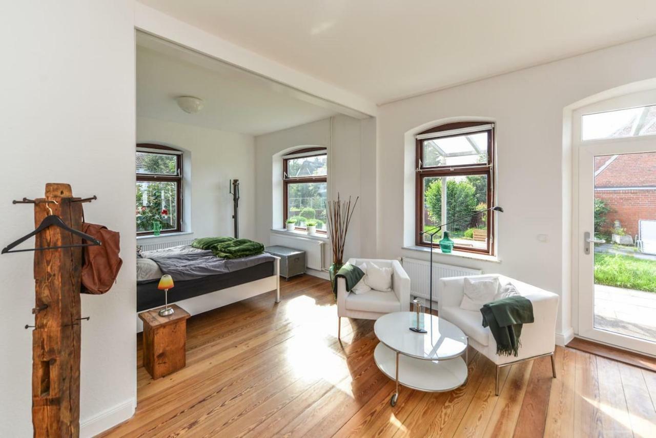Kanalvilla - Urlaub Am Nord-Ostseekanal - Zwei Ferienwohnungen Im Angebot- Eine Im Dachgeschoss Und Eine Wohnung Mit Garten Sehestedt  المظهر الخارجي الصورة