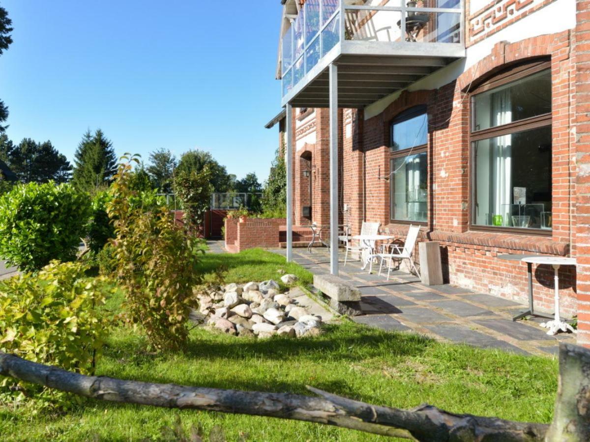 Kanalvilla - Urlaub Am Nord-Ostseekanal - Zwei Ferienwohnungen Im Angebot- Eine Im Dachgeschoss Und Eine Wohnung Mit Garten Sehestedt  المظهر الخارجي الصورة