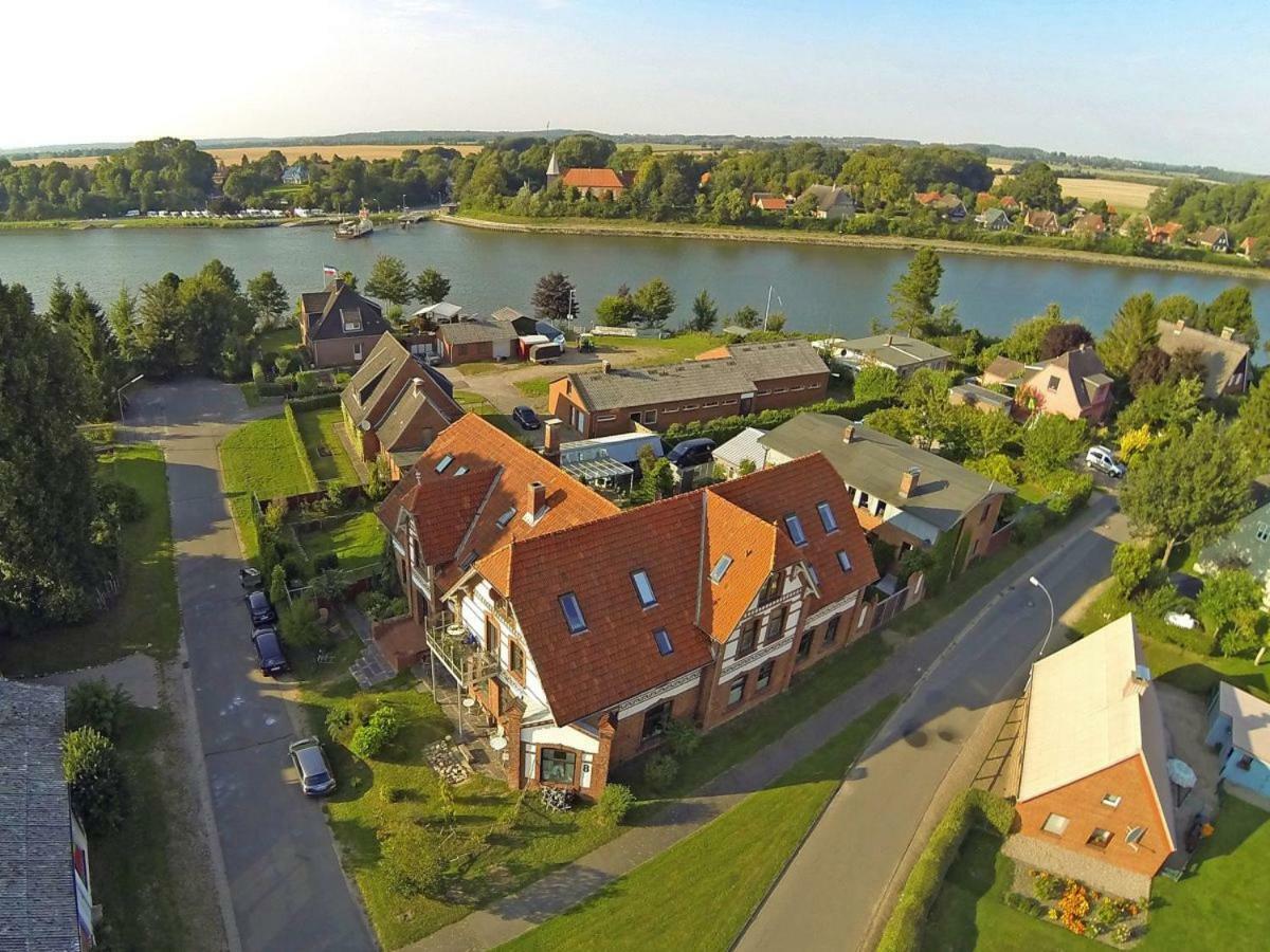 Kanalvilla - Urlaub Am Nord-Ostseekanal - Zwei Ferienwohnungen Im Angebot- Eine Im Dachgeschoss Und Eine Wohnung Mit Garten Sehestedt  المظهر الخارجي الصورة